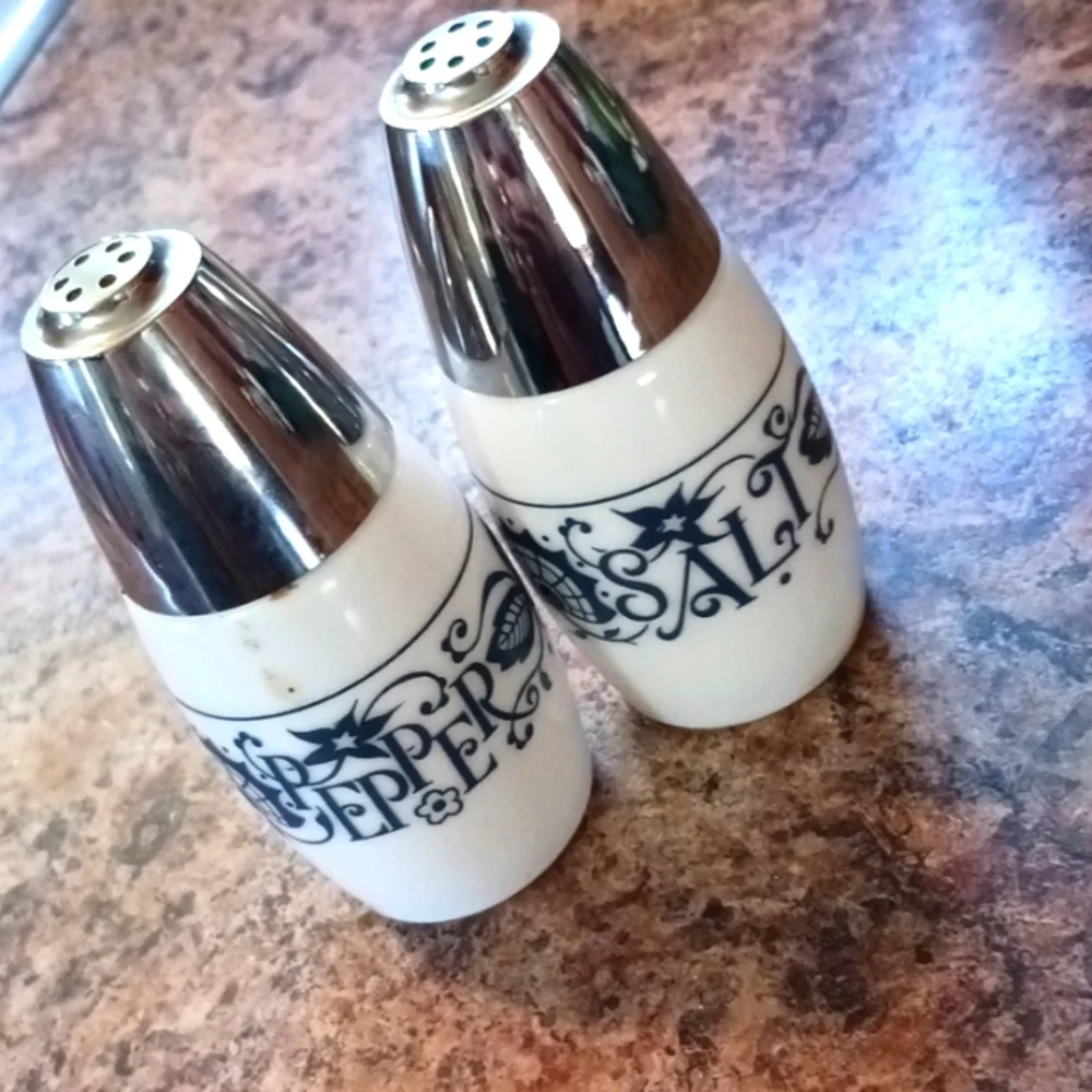 VINTAGE Fancy Floral Salt & Pepper Set